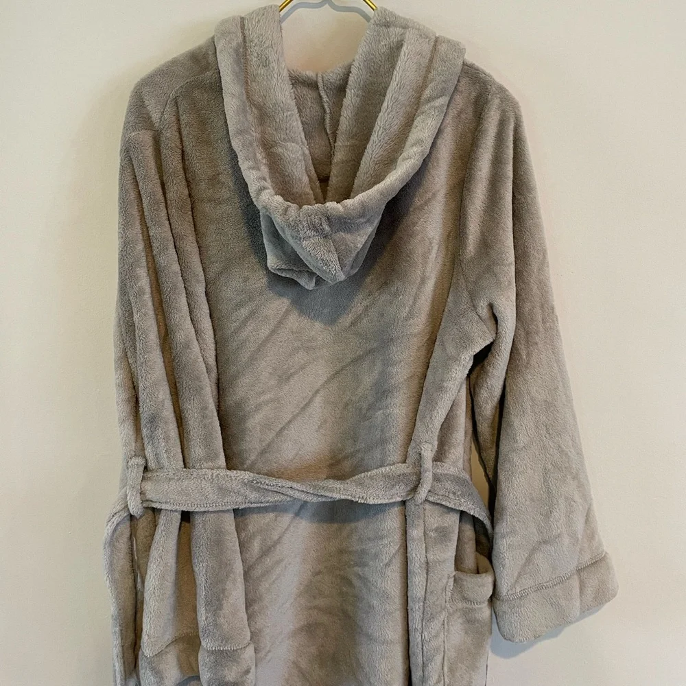 🌸 NWOT Fuzzy Robe - Picture 3 of 7